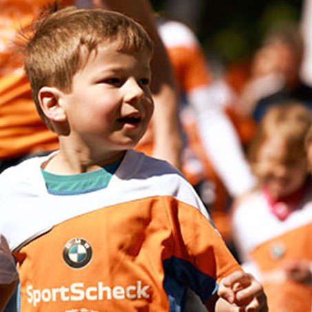 Ein kleiner Junge nimmt ebenfalls am Stadtlauf Frankfurt teil.