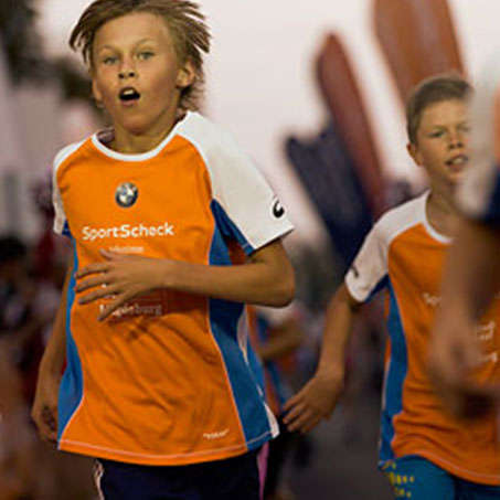 Zwei junge Läufer während des Rennens beim Stadtlauf in Magdeburg.