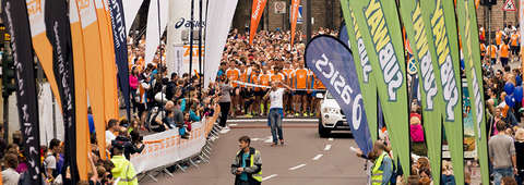 Die Start und Zielgrade beim SportScheck Stadtlauf in Köln kurz vor dem Start.