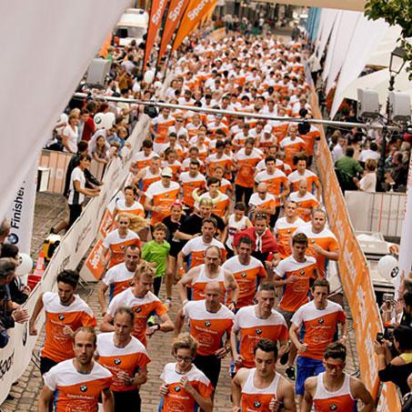 Das Läuferfeld direkt nach dem Start beim Stadtlauf Aachen.