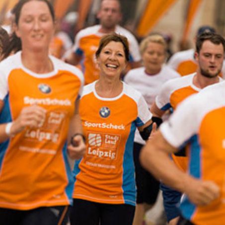 ine Nahaufnahme von verschiedenen Läufern bei SportScheck Stadtlauf Leipzig.