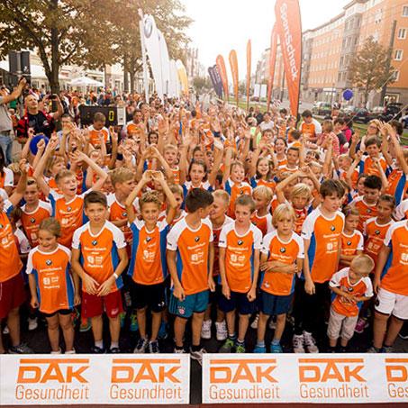Eine große Gruppe Kinder vor dem Start zum SportScheck Stadtlauf Magdeburg.