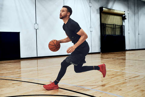 UA Testimonial Steph Curry trainiert Basketball in einer Basketball Halle.