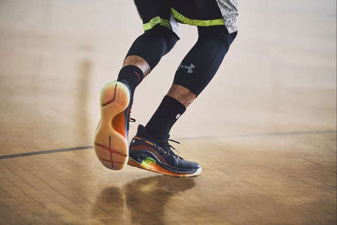 Steph Curry trägt die Basketballschuhe seiner UA Curry Kollektion
