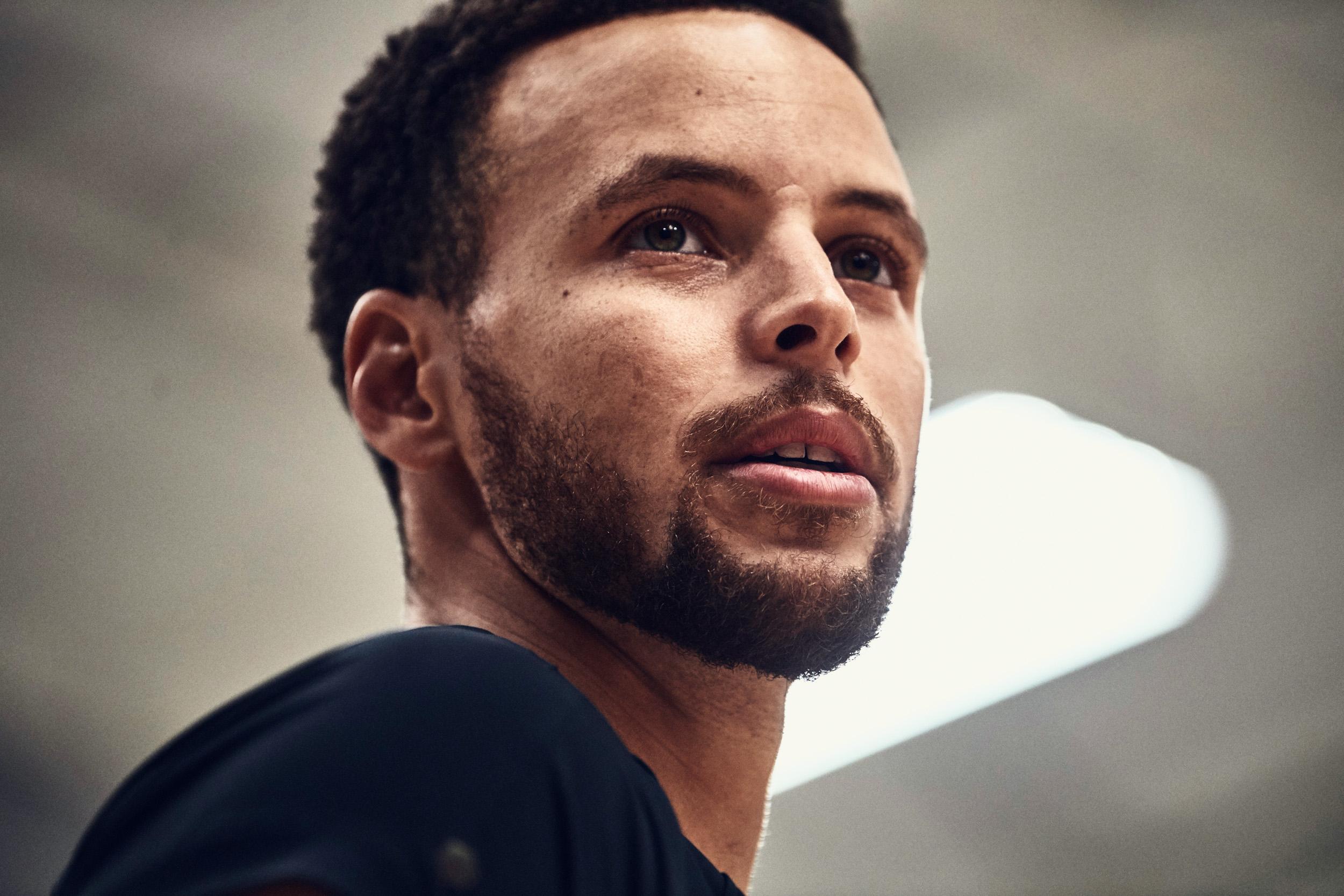 Steph Curry trägt ein Shirt der Under-Armour Curry Kollektion.