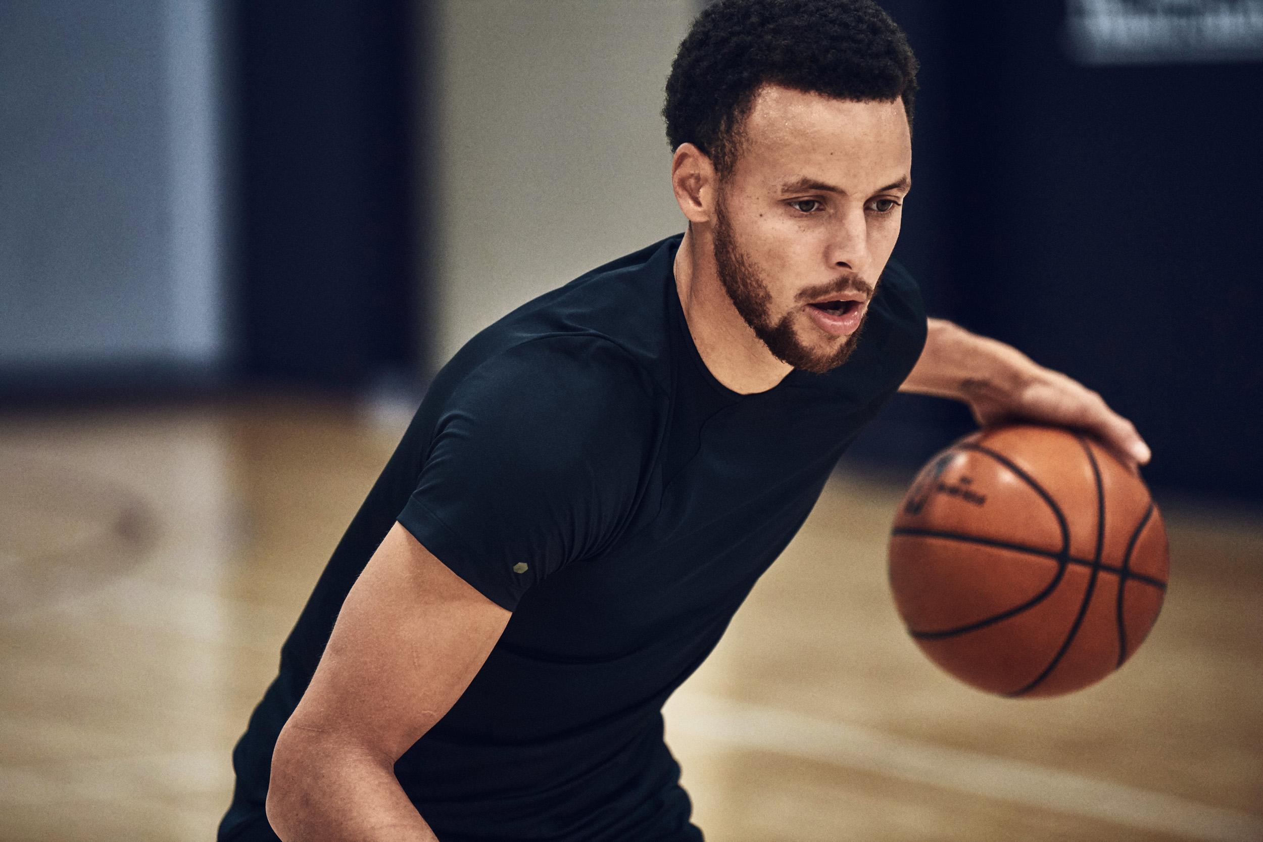 Steph Curry spielt in der Halle Basketball