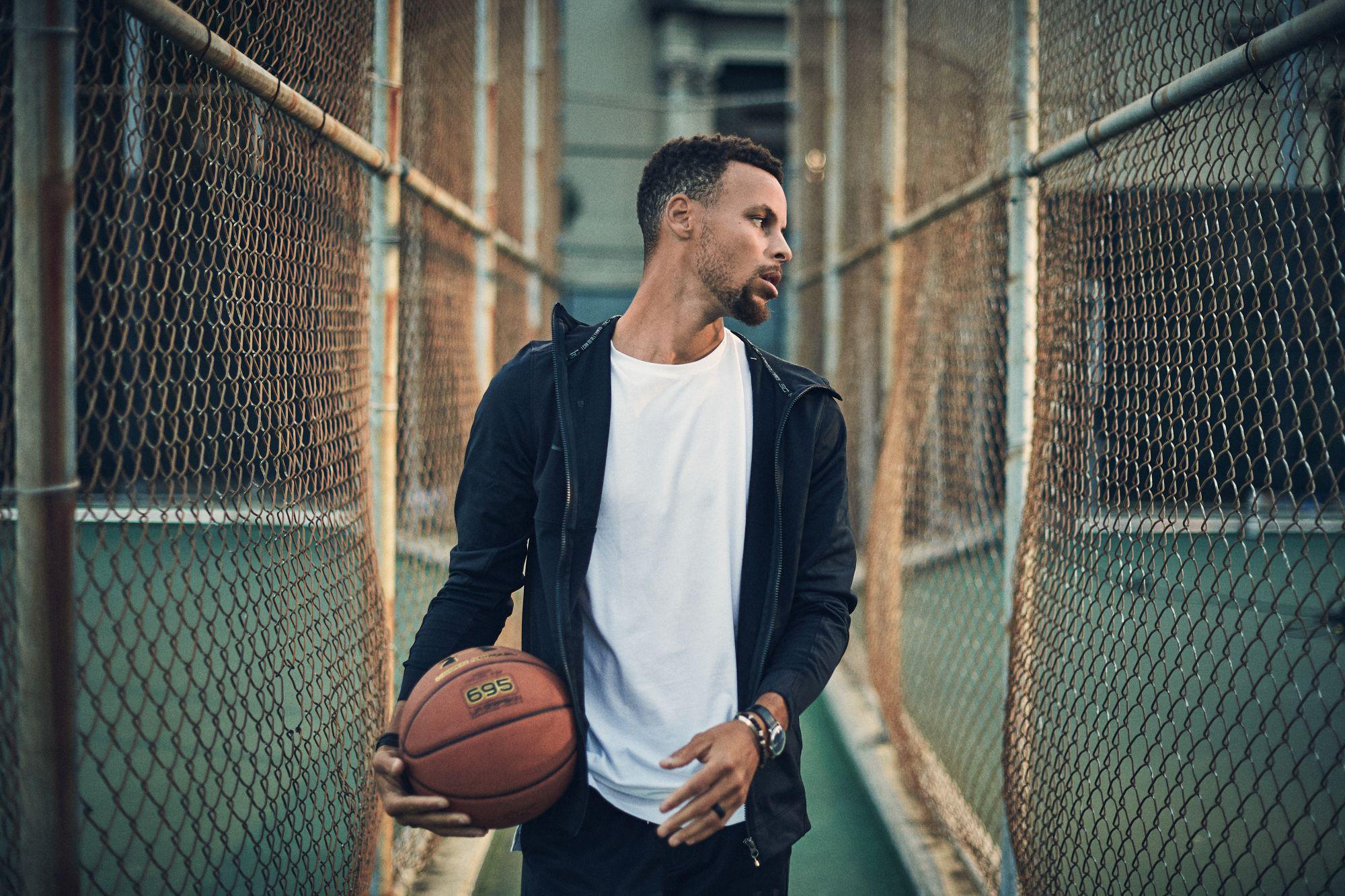 Basketballspieler Steph Curry hält einen Basketball in der Hand