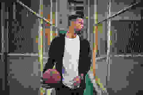 Steph Curry mit Basketball in der Hand