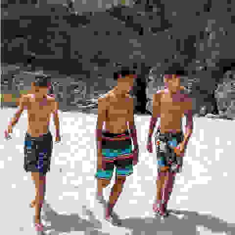 Drei Kids am Strand
