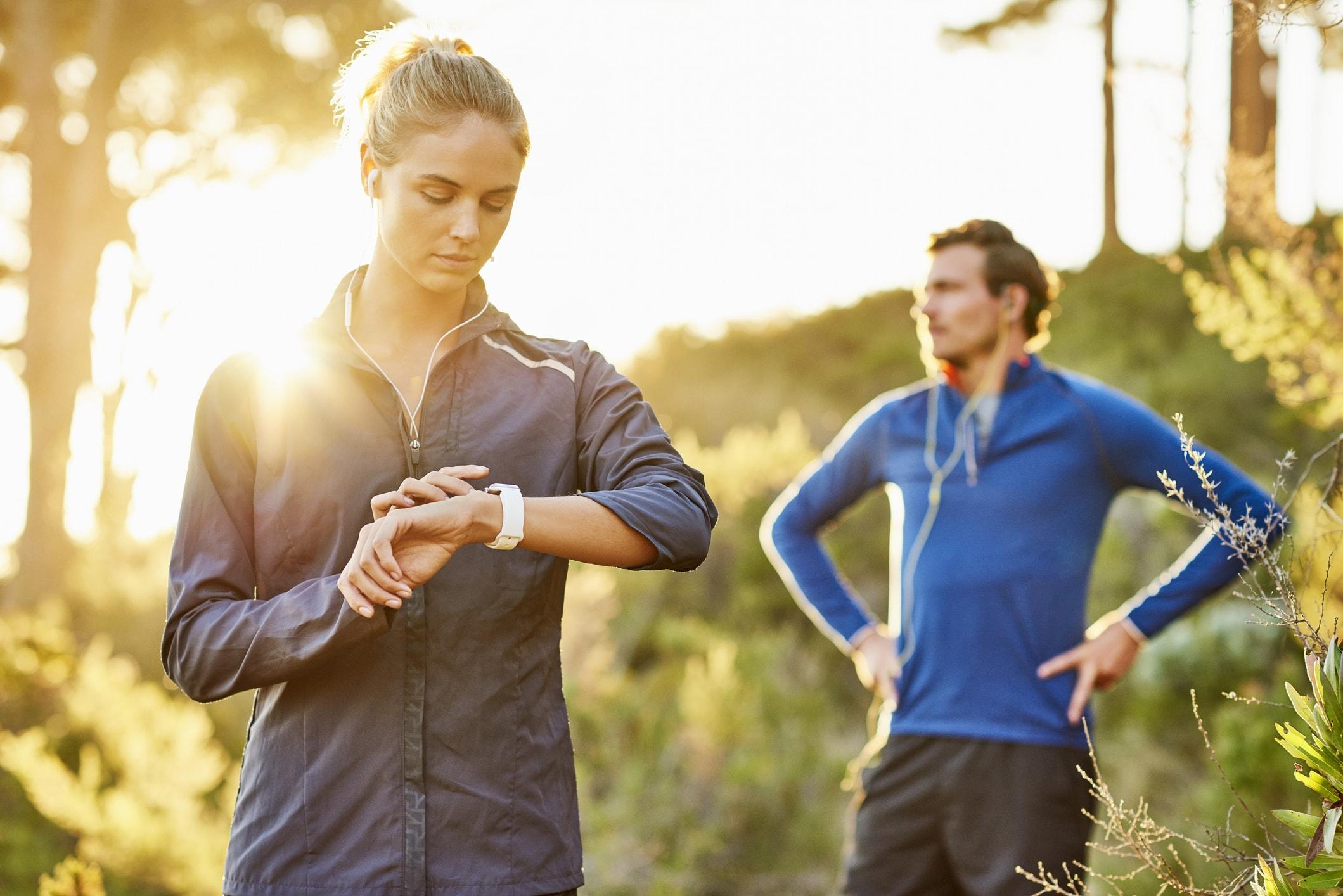 Ein Paar beim Trailrunning mit Technischem Equipment.