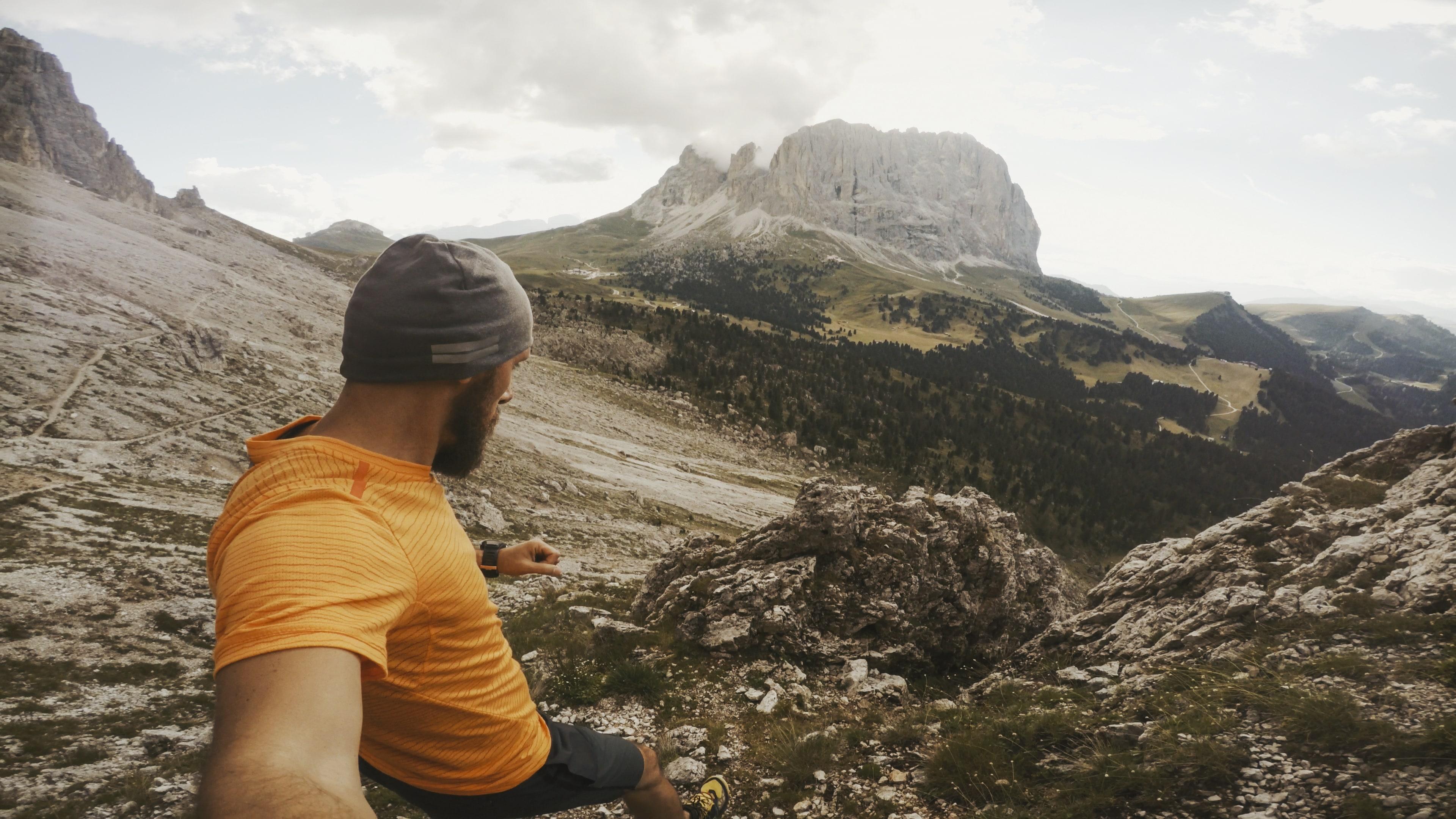 Ein Trailrunner im Gebirge der sich mit seiner Actioncam selbst filmt