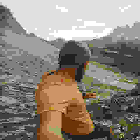 Ein Trailrunner im Gebirge der sich mit seiner Actioncam selbst filmt