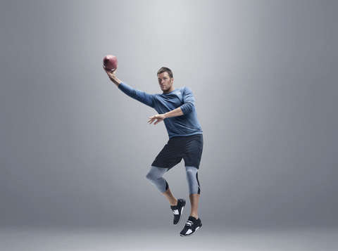 Tom Brady fängt einen Football und trägt Under Armour Threadborne Kleidung