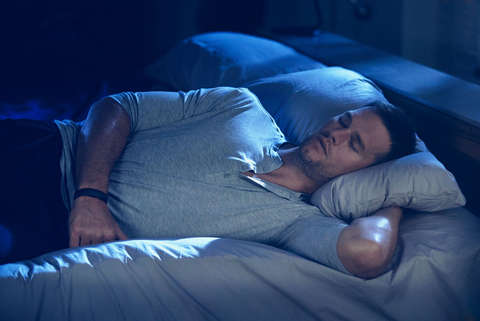 Tom Brady trägt seine Under Armour Sleepwear während er im Bett schläft.