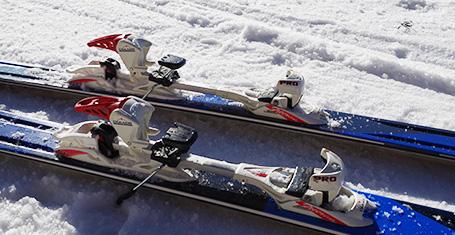 Eine Rahmenbindung, befestigt an einem Tourenski.