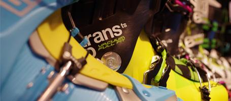 Ein Skischuh, der mit der Pinbindung am Tourenski befestigt wird.