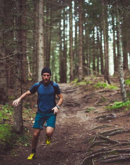 Ein Mann macht Trailrunning durch einen Wald
