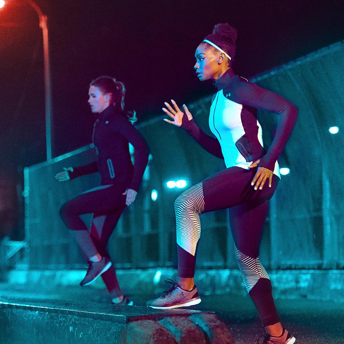 Zwei Frauen machen im Freien Step Ups und tragen Under Armour Coldgear Equipment