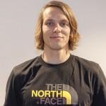 Eine Hand in Nahaufnahme. Dargestellt wird der Fingergriff beim Bouldern.