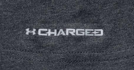 Nahaufnahme des Stoffs eines Under Armour T-Shirts mit der Charged Cotton Technologie. 