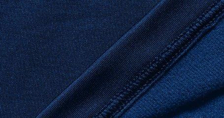 Nahaufnahme des Stoffs eines Under Armour T-Shirts mit der Coldgear Technologie.