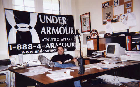 Kevin Plank sitzt in seinem ersten Büro nach der Firmengründung von Under Armour.