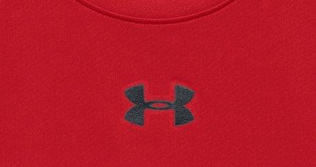 Nahaufnahme des Stoffs eines Under Armour T-Shirts mit der Heatgear Technologie.