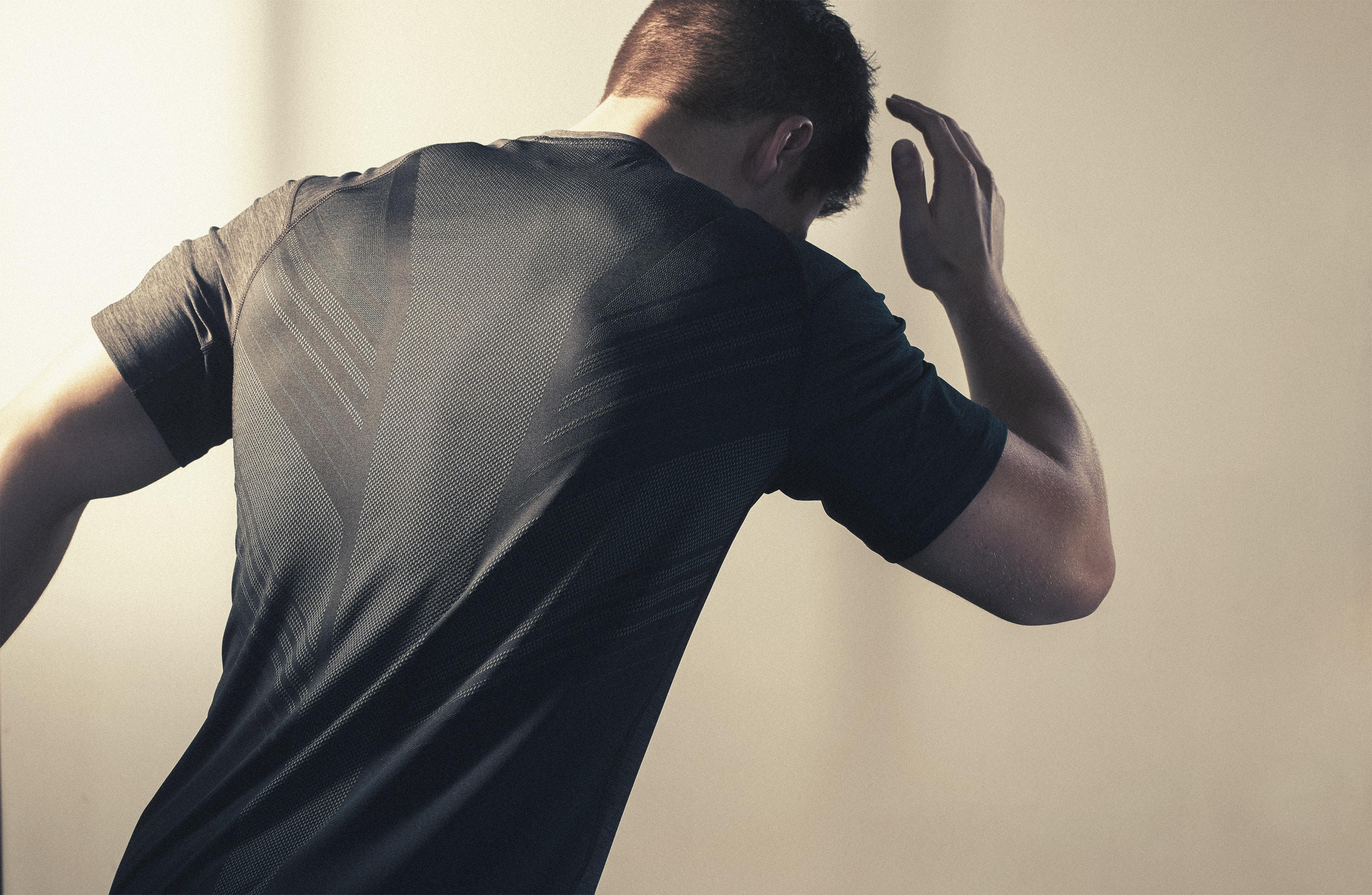 Ein Mann trägt ein schwarzes Under Armour T-Shirt mit Heatgear Technologie.