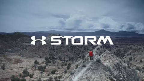 Landschaftsaufnahme mit einem Läufer der Under Armour Storm Technologie trägt