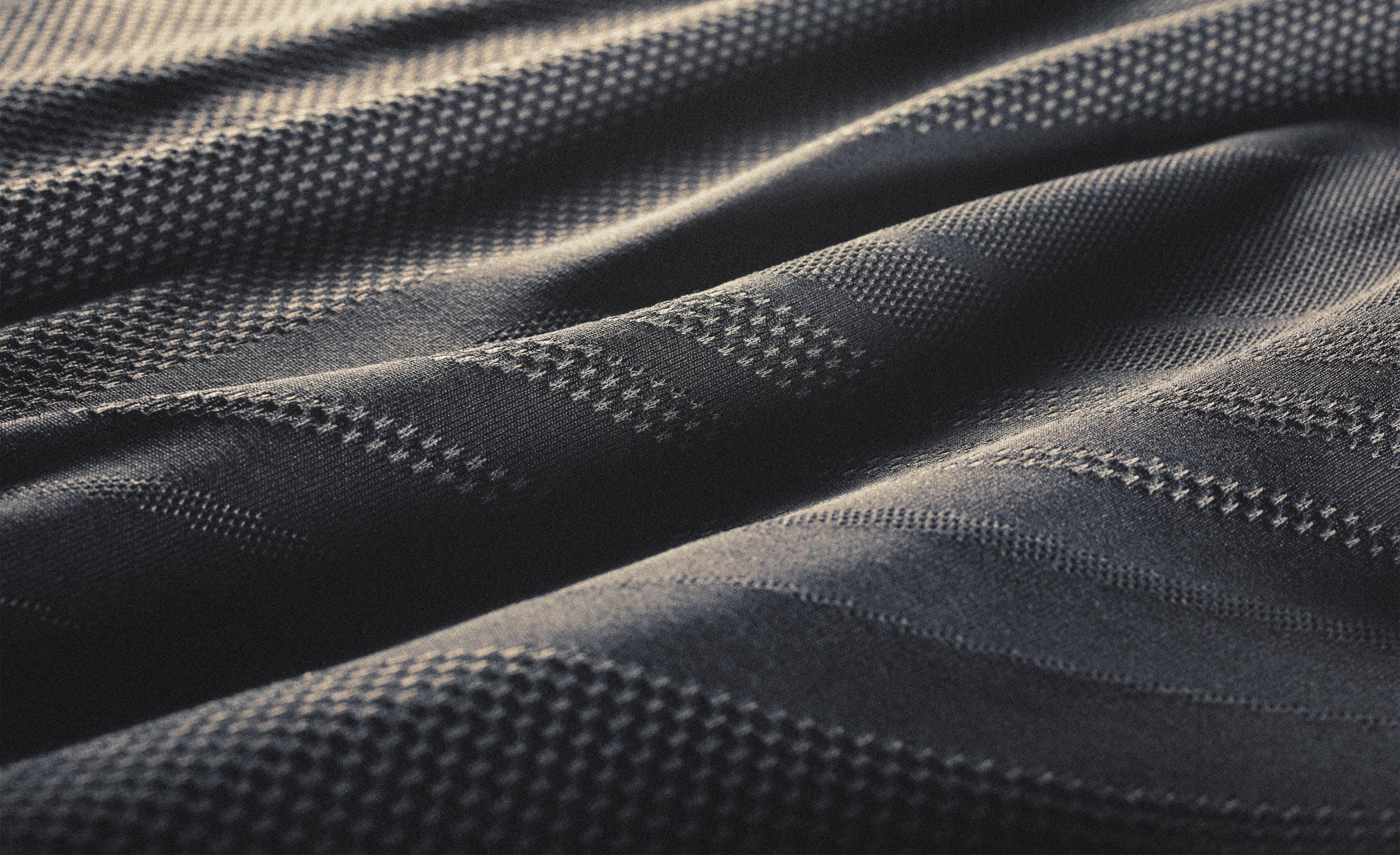 Schwarzer Stoff von Under Armer mit Microthread-Technologie