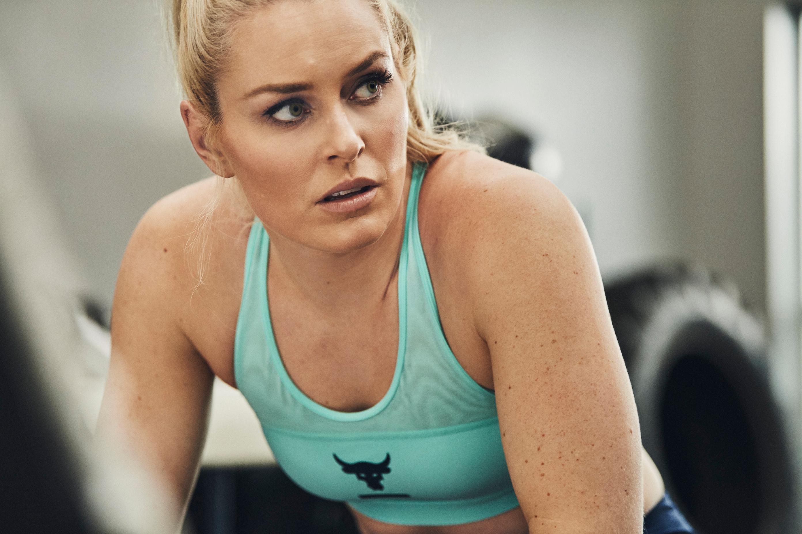 Lindsey Vonn sitzt nach dem Training im Gym.