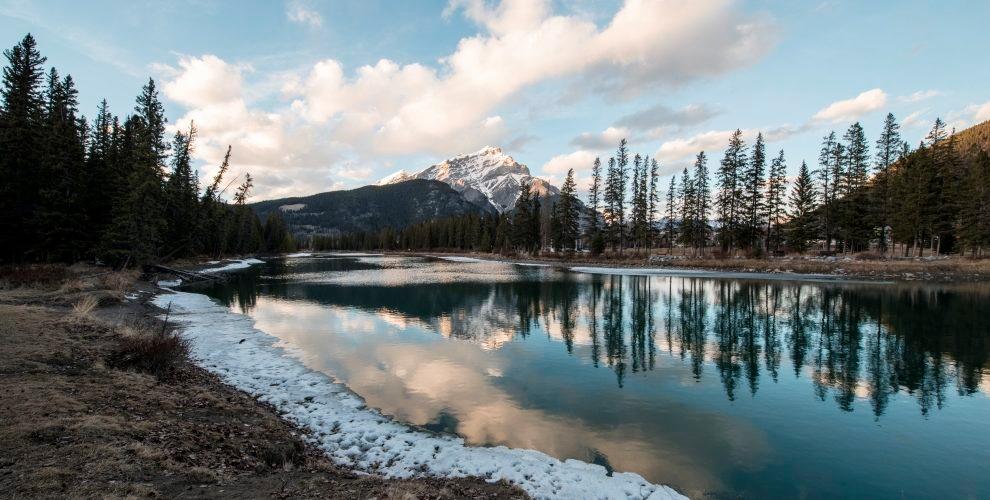 Eine wilde Berglandschaft mit Bergsee in Kanada