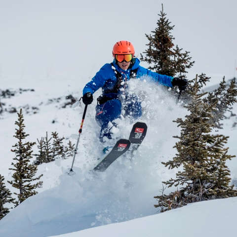 Ein Skifahrer fährt in Kanada eine steile Piste hinab.
