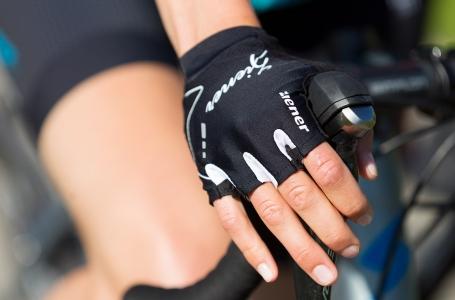 Eine Frau f&auml;hrt Fahrrad und tr&auml;gt ZIENER Fahrradhandschuheg