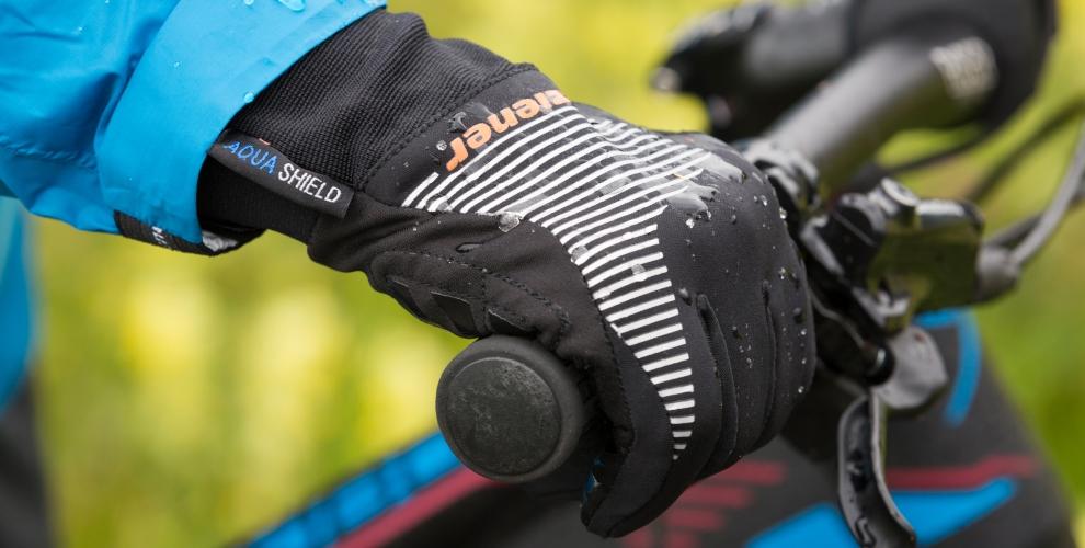 Nahaufnahme einer Hand an einem Fahrradlenker in Ziener Fahrradhandschuhen