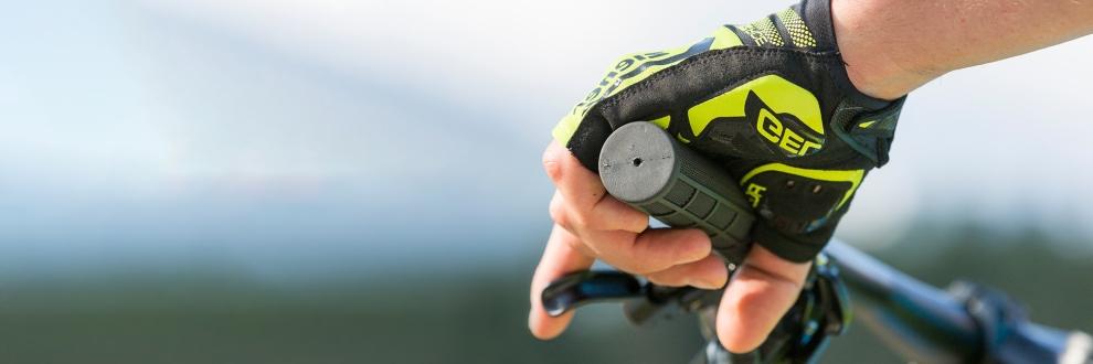 Ein Radfahrer tr&auml;gt einen Handschuh mit Ziener Innenhand-Technologie