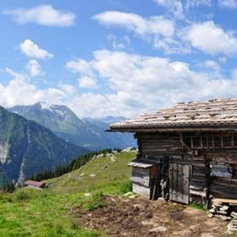 Eine alte Holzhütte in den Zillertaler Alpen.