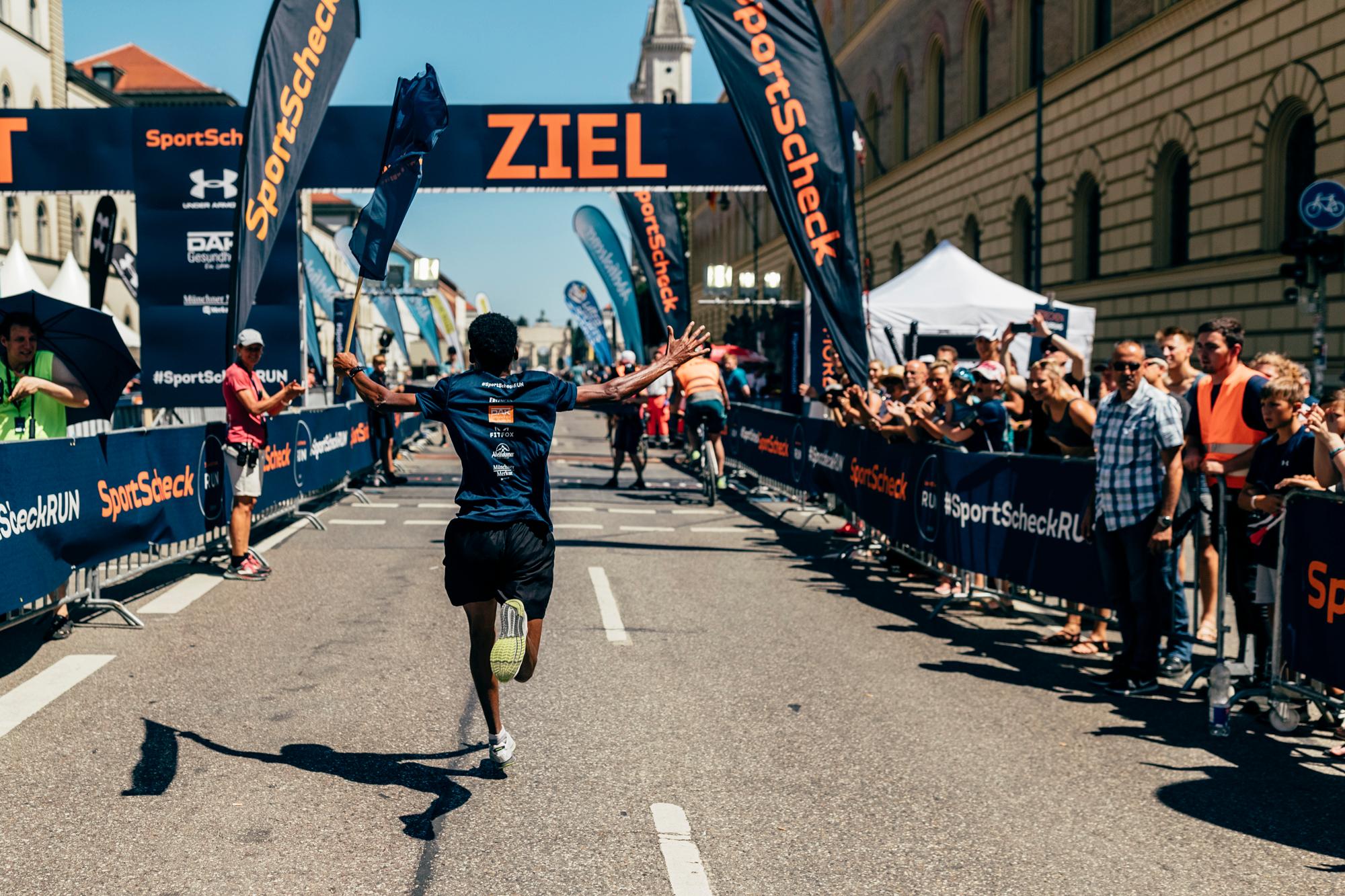 Ein L&auml;ufer beim Zieleinlauf eines Sportscheck-Laufs