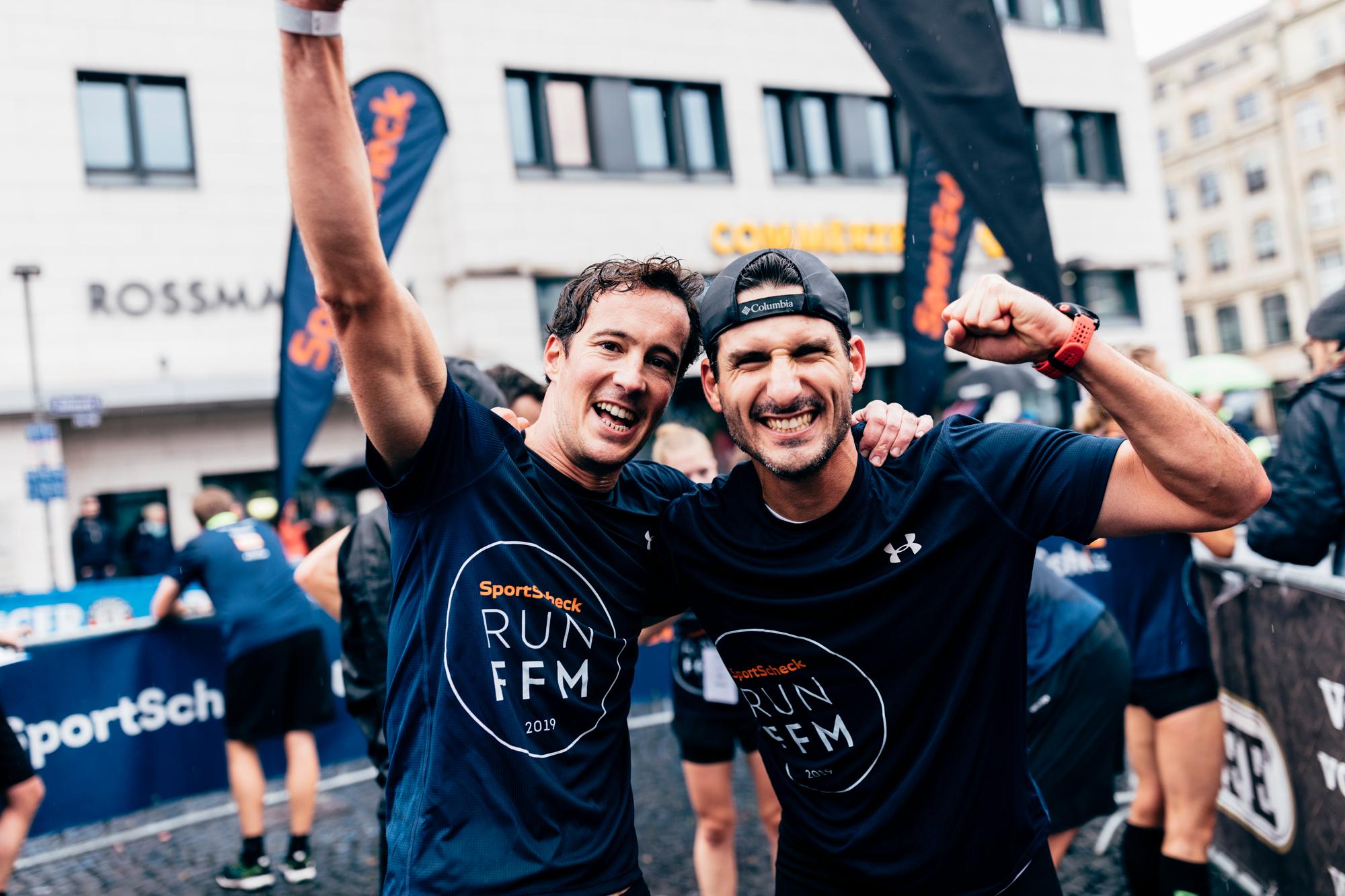 Teilnehmer des SportScheck Runs Frankfurt nach dem Run." alt="Teilnehmer des SportScheck Runs Frankfurt nach dem Run.