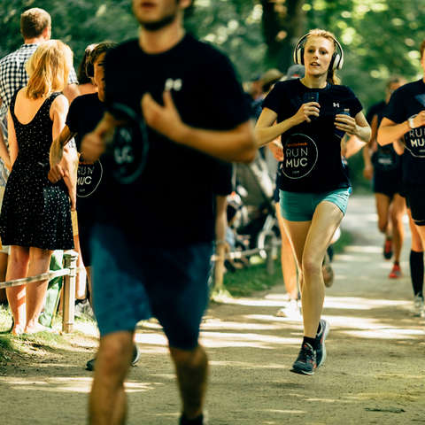 Eine Gruppe Läufer am Start des SportScheck Runs in München