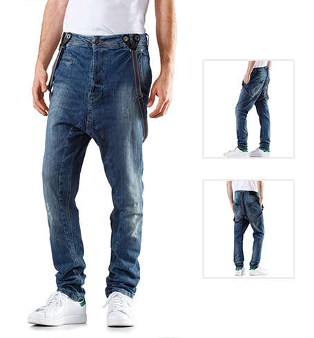 Ein Mann trägt eine blaue Anti Fit Jeans.