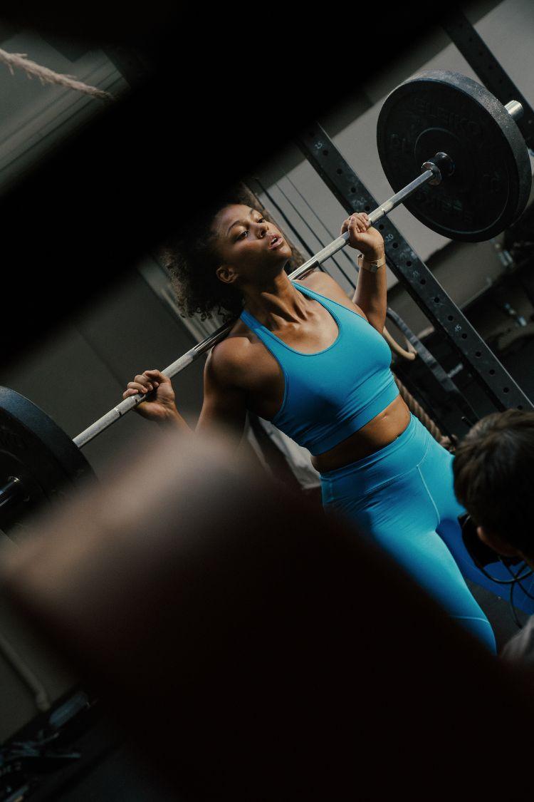 Eine Frau und ein Mann, welche im Fitnessstudio trainieren