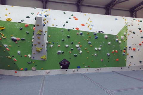 Eine Wand in einer Boulderhalle.
