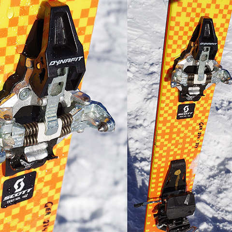 Dynafit Tourenbindungen in der Nahaufnahme an Skiern montiert, die im Schnee stecken.