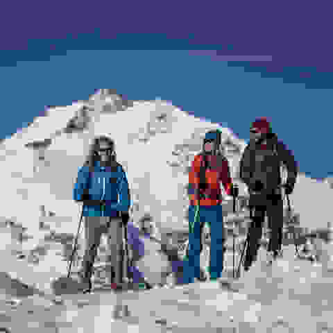 Eine Gruppe von Winterwanderern in einer schönen Schneelandschaft.