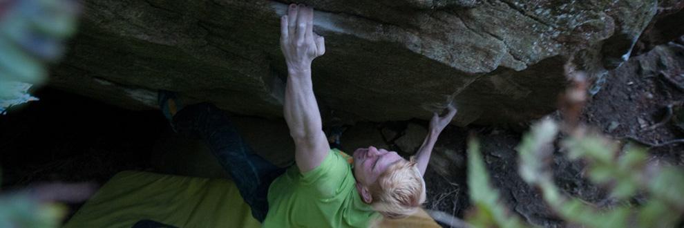 Fabian Schr&ouml;der beim Outdoor Bouldern