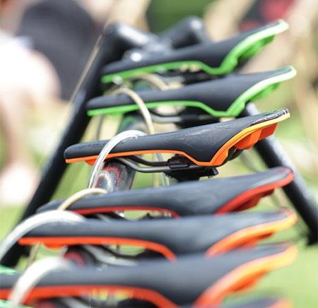 Diverse Fahrradsättel in einer Reihe