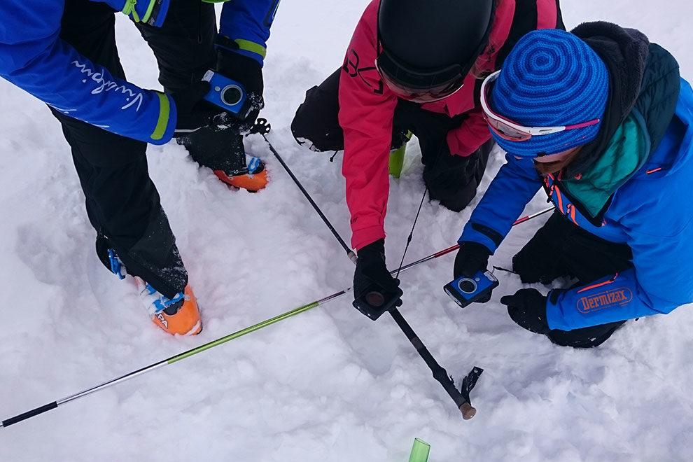 Feinsuche von Versch&uuml;tteten mit dem LVS Ger&auml;t.