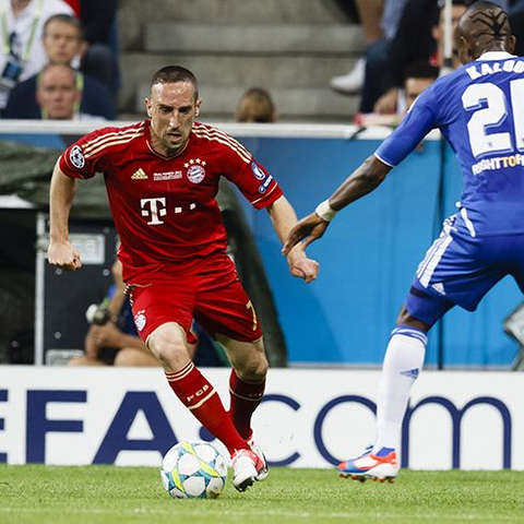 Franck Ribery dribbelt einen gegnerischen Verteidiger aus.
