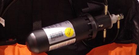 "Eine Gaskartusche im inneren eines ABS Rucksacks.